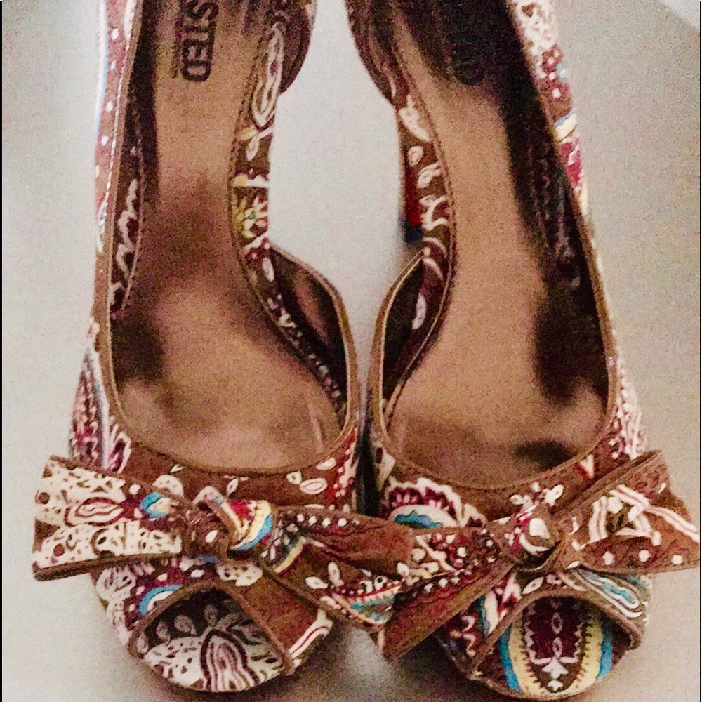 Kenneth Cole Unlisted Peep Toe Red Sole Heels sz10